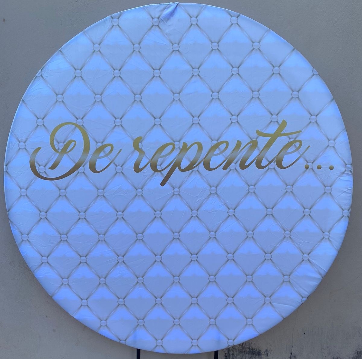 de Repente Capitone Branco  E Dourado Painel Redondo 150Cm - FOCUSEVENTOSJATAI