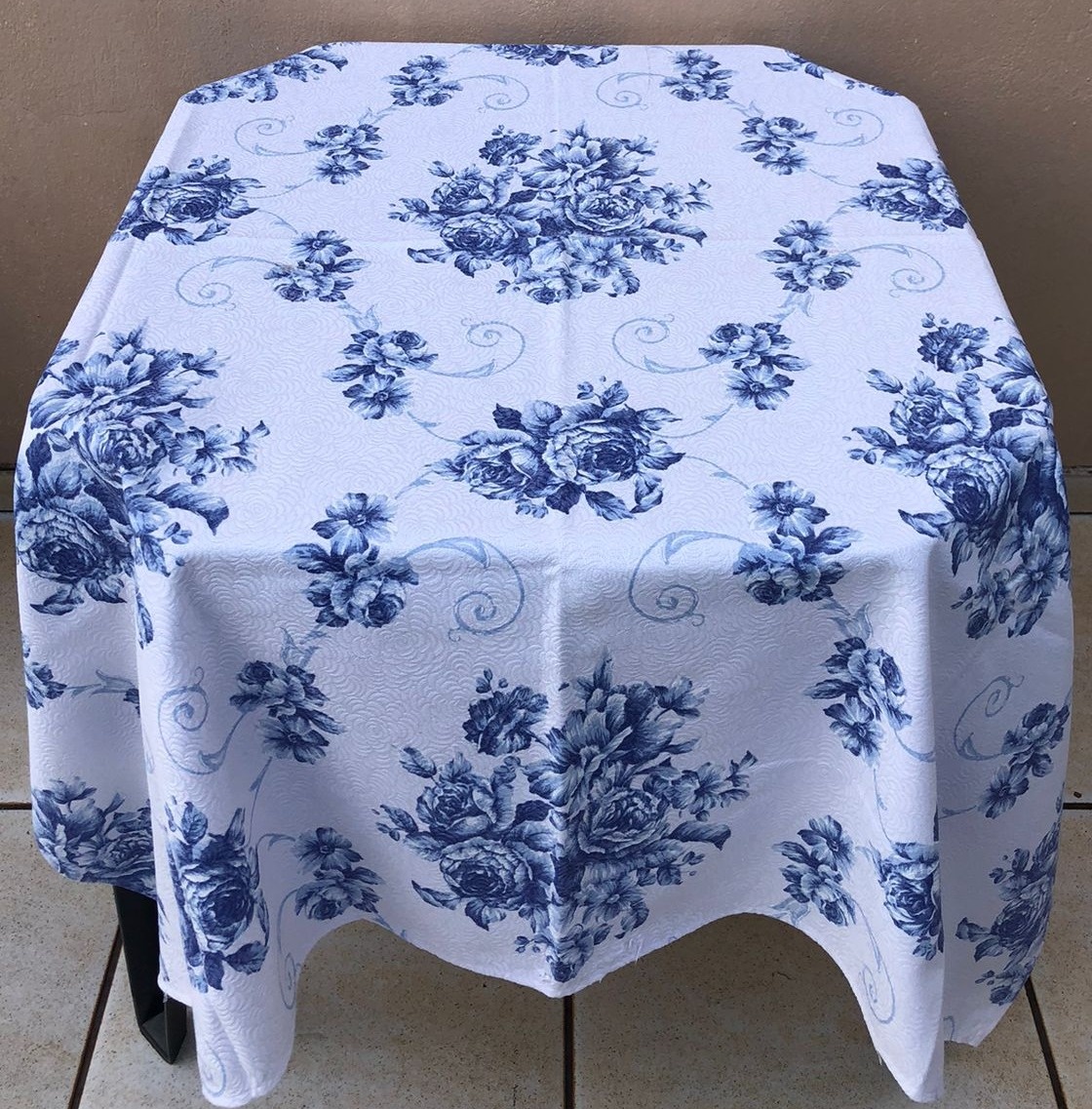 Forro Quadrado Floral Flores Azul Escuro Gorgurinho 140X140Cm - FOCUSEVENTOSJATAI