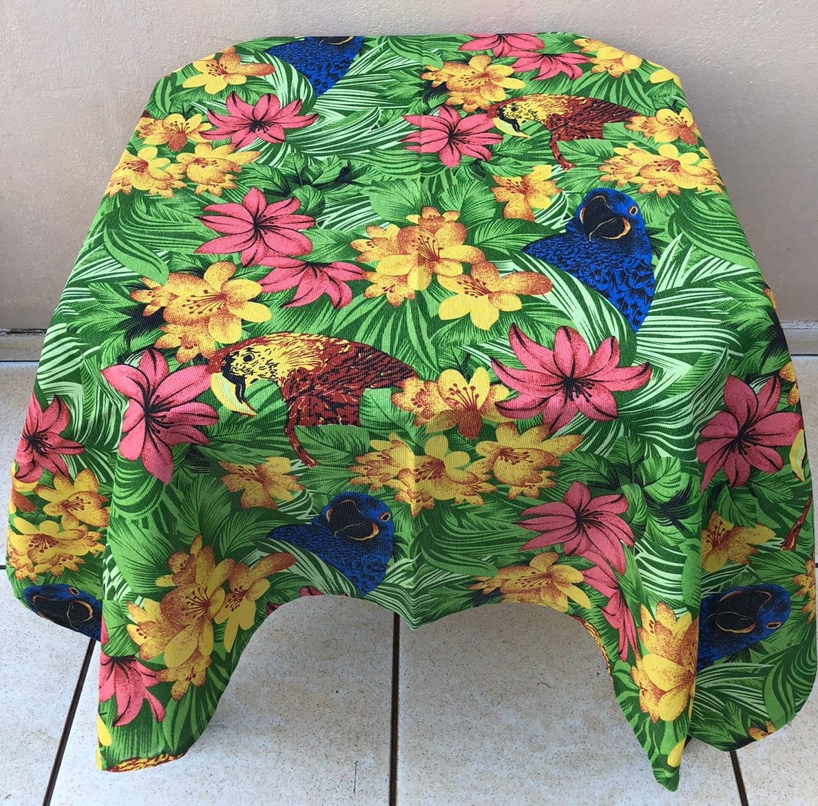 Forro Quadrado Floral Arara Azul Gorgurinho 140X140Cm - FOCUSEVENTOSJATAI