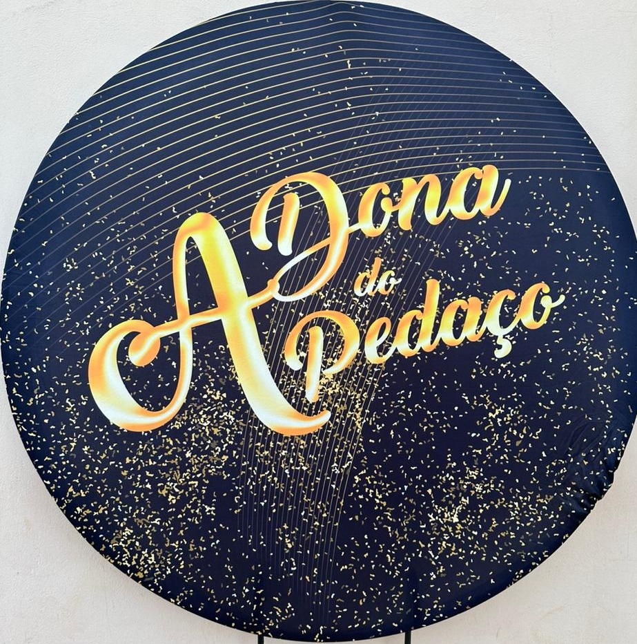 A Dona Do Pedaço Glitter Dourado - Painel Redondo 150Cms - FOCUSEVENTOSJATAI