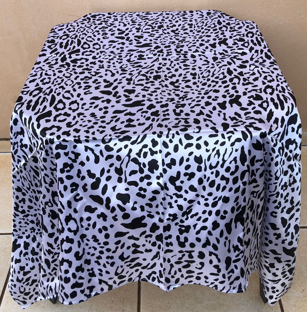 Forro Quadrado Vaca Malhada Preta E Branco Cetim 140X140Cm - FOCUSEVENTOSJATAI