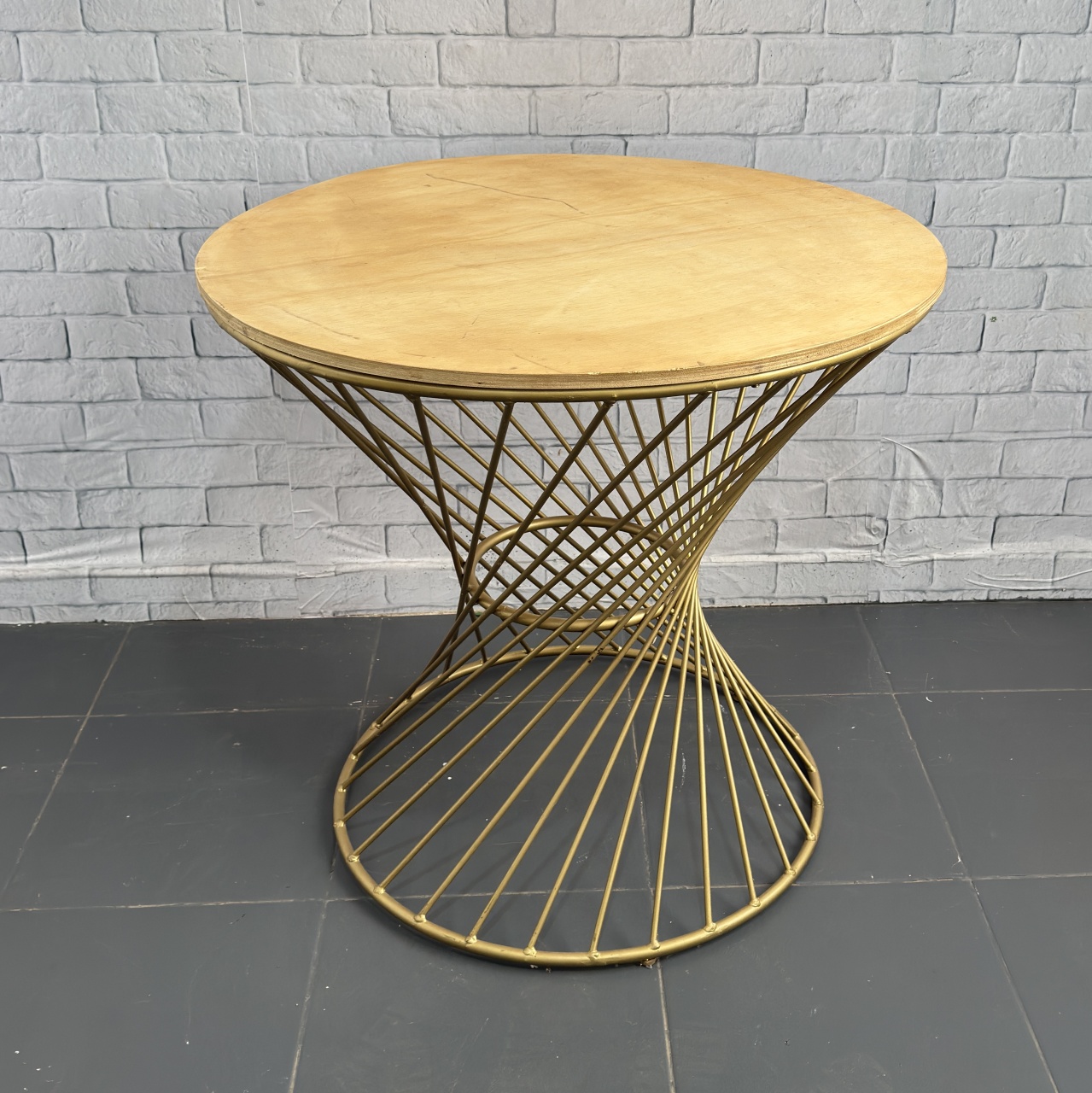 Mesa Dourada de Ferro - Top Demais Decorações e Locações 